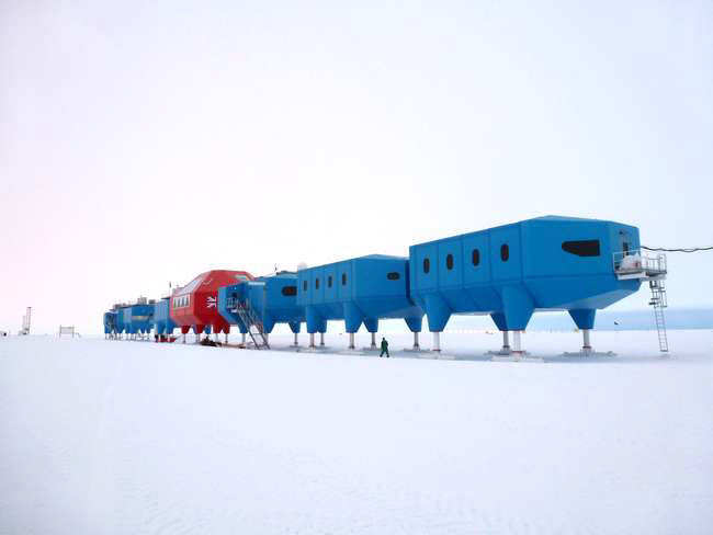 Antarctic research station with extendible legs and giant skis allows facility to "ski" across the ice shelf 1 Halley VI Antarctic research station on skis