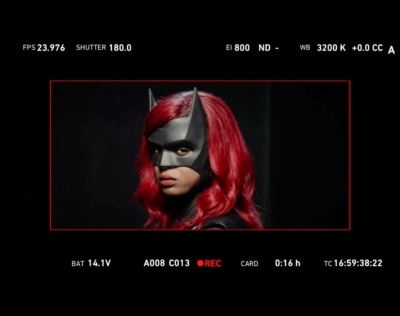 first official image of batwoman star javicia leslie in kate kane super suit