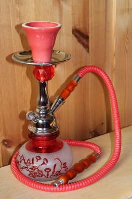 A 24cm tall Minishisha with decorated glass