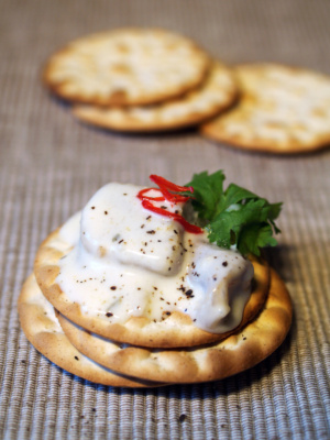 Crackers with herring and garlic sauce