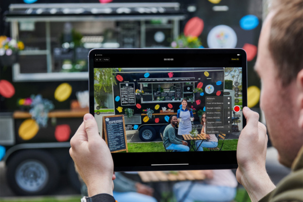 Apple iPad Final Cut Pro lifestyle pro camera big.jpg.large 2x