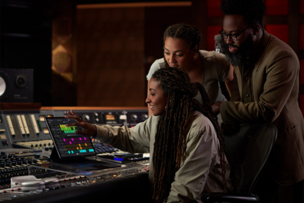 Apple iPad Logic Pro lifestyle beat making recording studio big.jpg.large 2x
