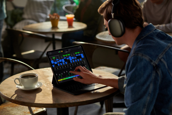 Apple iPad Logic Pro lifestyle mixer big.jpg.large 2x