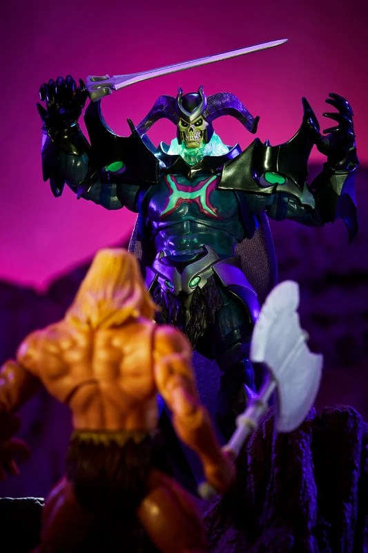 Masters of the Universe Revelation Savage He-Man with Orko - skeletor