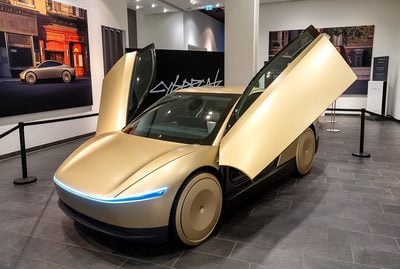 Tesla Cybercab in der Mall of Berlin 2024