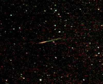 A green and red Orionid meteor