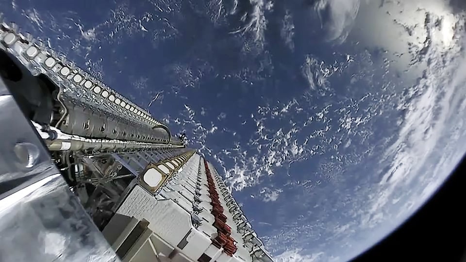 Starlink vs. 5g: which internet connection is actually faster for you? 1 A stack of 60 Starlink test satellites atop a Falcon 9 rocket, close to entering orbit
