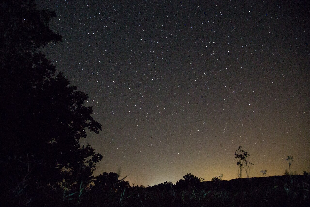 October 2026 night sky guide: jupiter vanishes, halley meteors, and a hunter’s moon 1 Night sky filled with stars